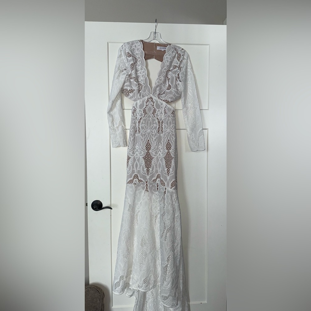 Elliatt Registry Gown in Ivory M - Picture 6 of 9